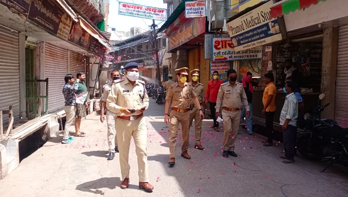 mathurapolice's tweet photo. #sspmta @GauravGroverIPS के आदेशानुसार #CFOMTA, अग्निशमन विभाग व वृन्दावन पुलिस द्वारा वृन्दावन के सम्पूर्ण क्षेत्र को सेनेटाइज किया गया , इस अवसर पर स्थानीय निवासियो द्वारा पुलिस टीम पर उत्साहवर्धन/सम्मानपूर्वक पुष्पवर्षा की गई । https://t.co/kHgsgZqYSE