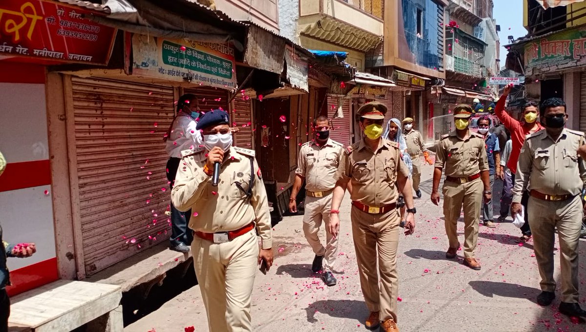 mathurapolice's tweet photo. #sspmta @GauravGroverIPS के आदेशानुसार #CFOMTA, अग्निशमन विभाग व वृन्दावन पुलिस द्वारा वृन्दावन के सम्पूर्ण क्षेत्र को सेनेटाइज किया गया , इस अवसर पर स्थानीय निवासियो द्वारा पुलिस टीम पर उत्साहवर्धन/सम्मानपूर्वक पुष्पवर्षा की गई । https://t.co/kHgsgZqYSE