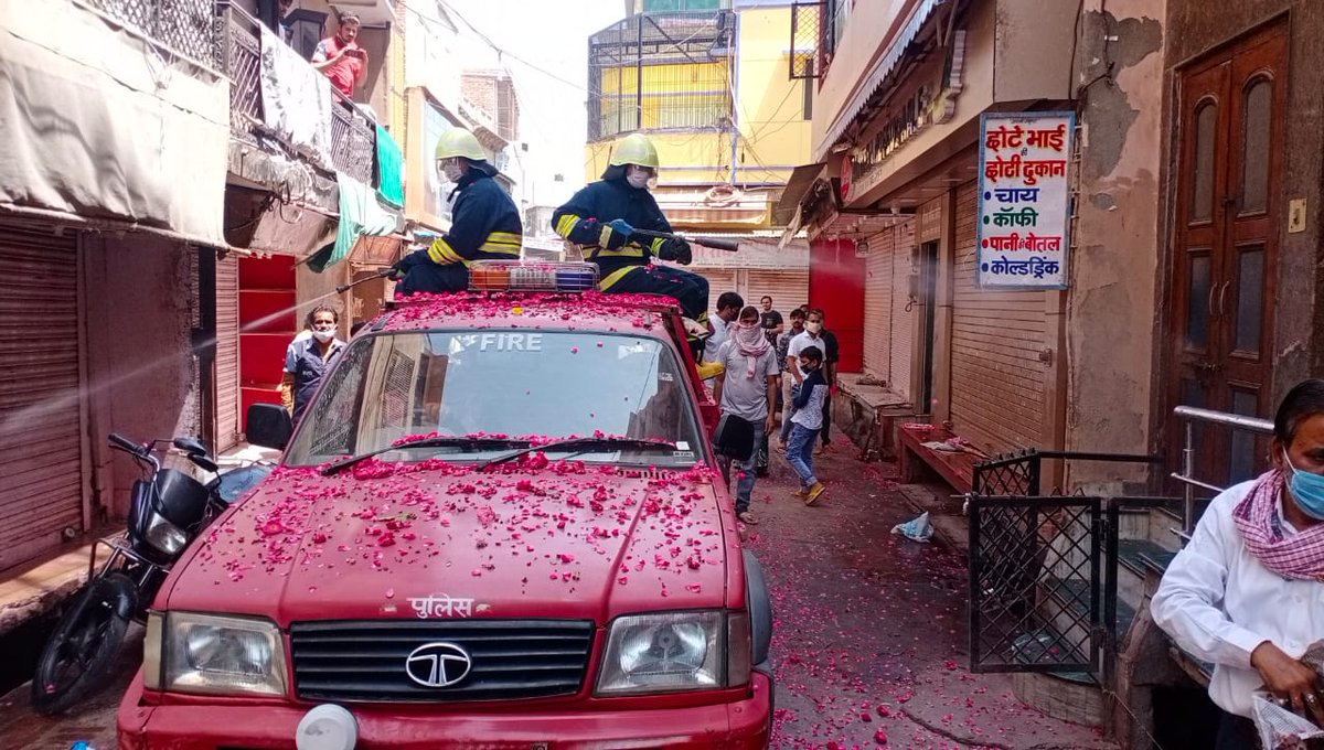 mathurapolice's tweet photo. #sspmta @GauravGroverIPS के आदेशानुसार #CFOMTA, अग्निशमन विभाग व वृन्दावन पुलिस द्वारा वृन्दावन के सम्पूर्ण क्षेत्र को सेनेटाइज किया गया , इस अवसर पर स्थानीय निवासियो द्वारा पुलिस टीम पर उत्साहवर्धन/सम्मानपूर्वक पुष्पवर्षा की गई । https://t.co/kHgsgZqYSE