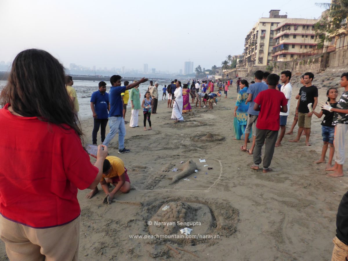 USAS_WW1's tweet photo. #MahimBeachCleanUp - I am so proud of my cousins Indranil and Rabia who started cleaning #Mumbai, #Indiaโs #Mahim beach solo. Theyโve spent ~130+ weeks cleaning #plastic and other #pollution, drawing many volunteers for a better #environment. Amazing! See BEFORE and AFTER photos. https://t.co/YyLYzSWJxC