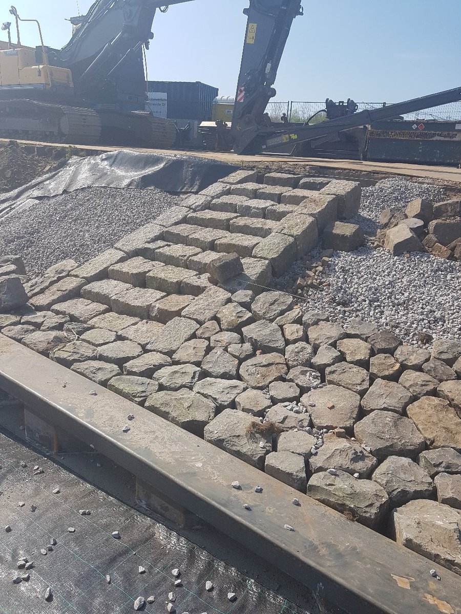 pvosy's tweet photo. Vakmanschap, vervangen trailerhelling Ramspol / trap van natuursteen @Zuiderzeeland, @GemeenteNOP https://t.co/pkRKAcpBxY