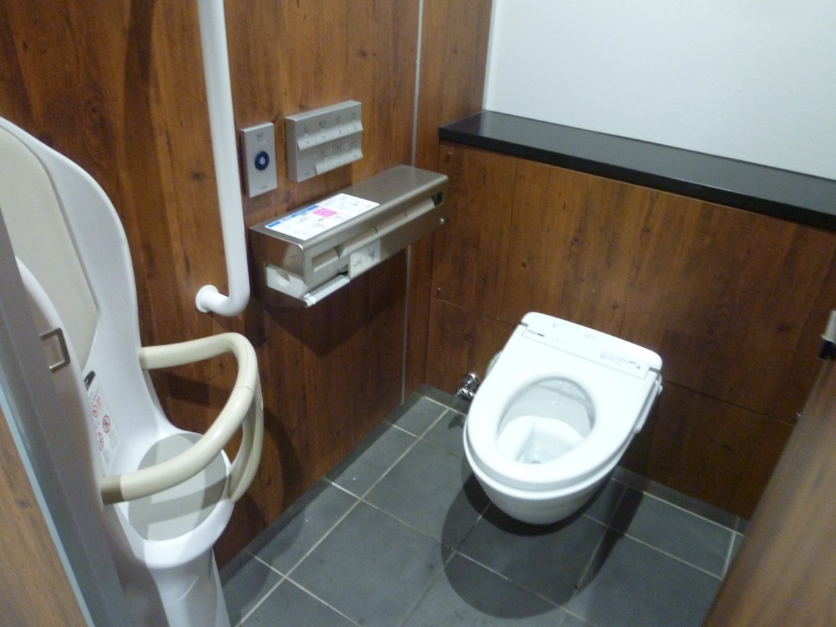 陶器便器です。珍しいコレクションです。 TOYO on X