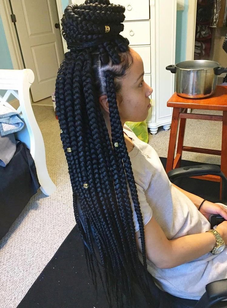 After giving your hair a month’s rest, you realize it’s at that awkward length. So you decided, let’s do box braids. Which one are you going for?