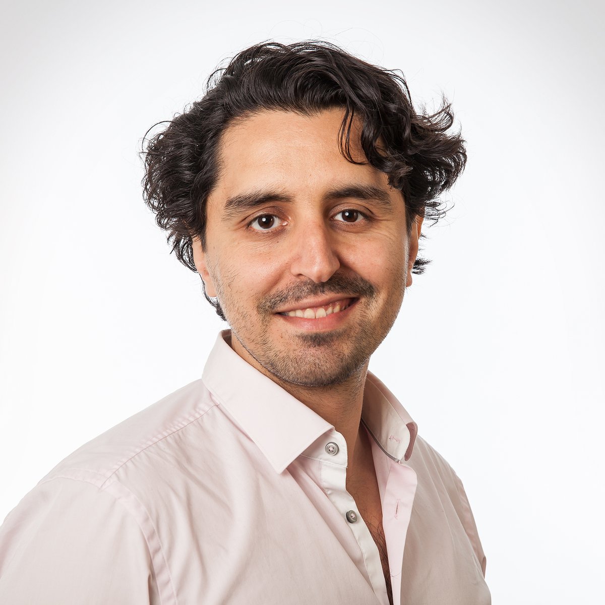 tudelftme's tweet photo. Gefeliciteerd! @HartkampRemco en Burak Eral ontvangen een LIFT (Launchpad for Innovative Technology) beurs van @NWONieuws voor hun onderzoek naar het selectief onttrekken van ionische verontreinigingen uit water. https://t.co/CzH6qTRUnu https://t.co/6UUHtURrKC