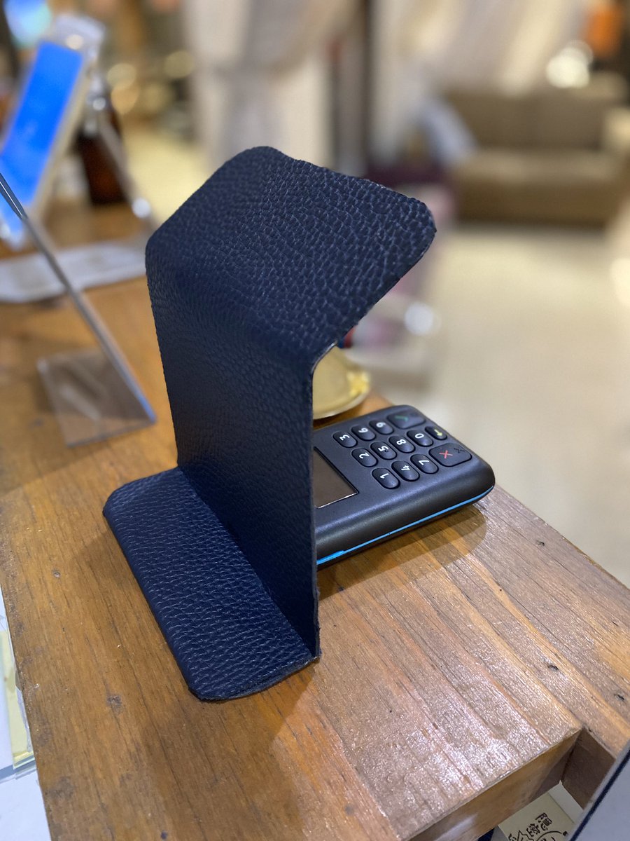 Replay Akasaka Hair Salon カード決算の目隠しを100均のbookstandに雑誌の付録のミニバッグを切って貼り付けて作ってみました 美容院 赤坂 Diy カード決算端末 手元隠し コロナ期間にやったこと Replay ヨシビッチ4世