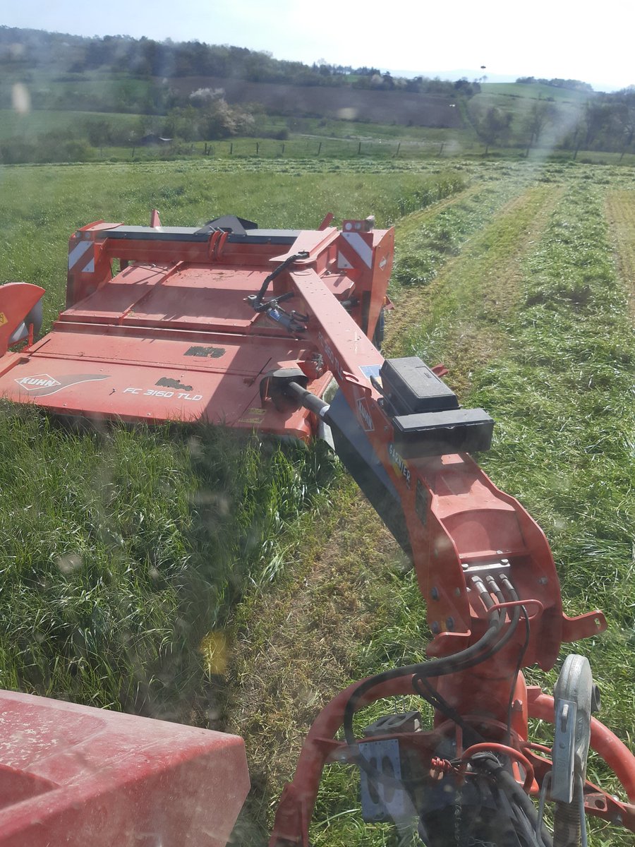 DenisMuron's tweet photo. Aujourd'hui c'est fauche pour une récolte de l'herbe prévu mercredi #ensilageherbe2020 en espérant que la pluie viendra pour une repousse de l'herbe car la c'est bien sec et l'herbe disparaît de jour en jour #ceuxquifonddulait https://t.co/WGdVnHuojs