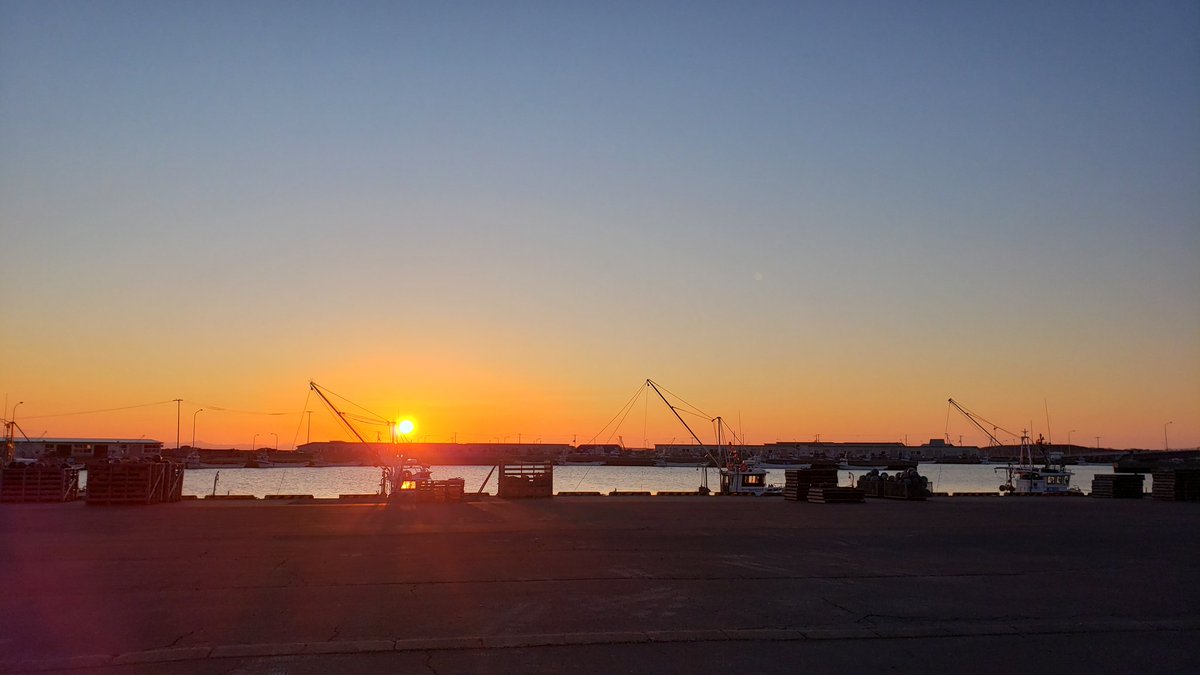 中出桂子 サロマ湖鶴雅リゾート売店店長です 今日の夕暮れ サロマ湖を見下ろす橋のてっぺんからの夕日が撮りたくて夕方今日初めての外出 笑 車だとここは駐禁だから歩いて来たけど風が冷たかったーーー マジックアワーは諦めてそうそうに退散してき