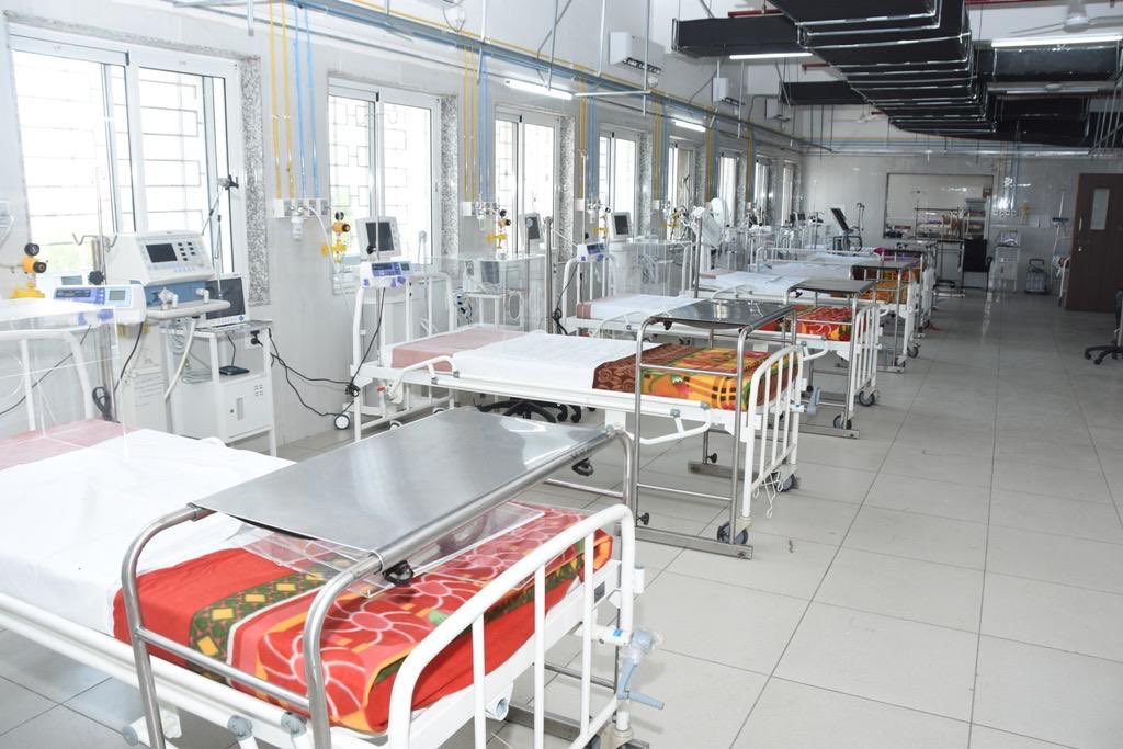 CPPuneCity's tweet photo. Magic by amazing team of Pune admn: Concept to Creation - less than 15 days

478 beds including 50 ICU beds ready (3.75 soft area,13000ltrs oxygen capacity , 300 tones a/c) in sasoon.

Congratulations to team of Naval Kishor collector &amp; CE Salunkhe,EE Telang &amp; team #inspiring https://t.co/qs4BtfyqXJ