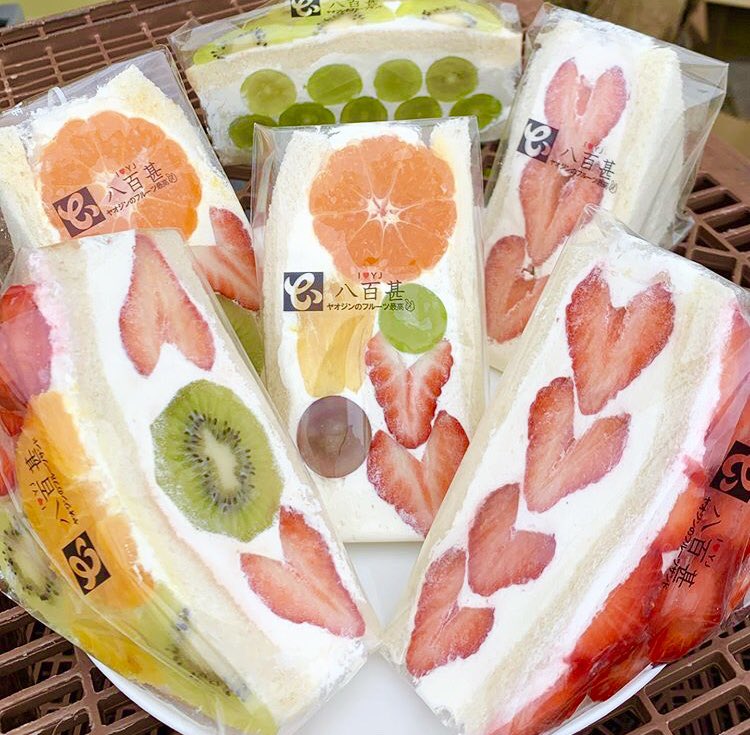 saijyo_sweets's tweet photo. 愛知県高浜市にあるお店『八百甚(やおじん)』の、果物をふんだんに使ったフルーツサンド✨

販売日の水曜日と土曜日は、販売開始1時間前から長蛇の列ができる大人気商品です！ https://t.co/c0UwcGRWPf