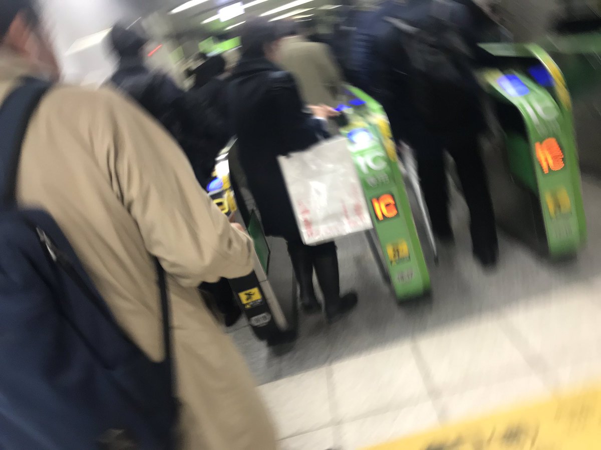 ujopzv's tweet photo. #補償なしでは自粛無理
みんな誰だってコロナ怖いよ。死にたくない。それでも…それでも…生活、家族の為に職場に行かなきゃいけない。

そりゃ、TVの前で、安倍首相のように、誰だってソファに座って優雅に寛ぎたいよ。

13日朝、7:00頃　池袋
ぜんぜん減った感じなし。 https://t.co/FXJ2jd43F2
