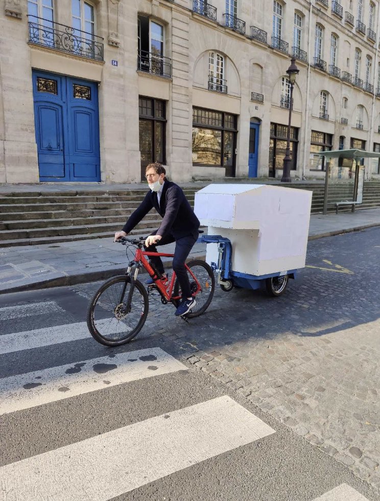 El alcalde del 4º distrito de París <a href="/ArielWeilT/">Ariel Weil</a> distribuyendo personalmente en bici mascarillas a los comercios de barrio.
#EnBiciContraCovid19

Vía <a href="/GMTine/">Gilles-Marie Tiné💙</a>