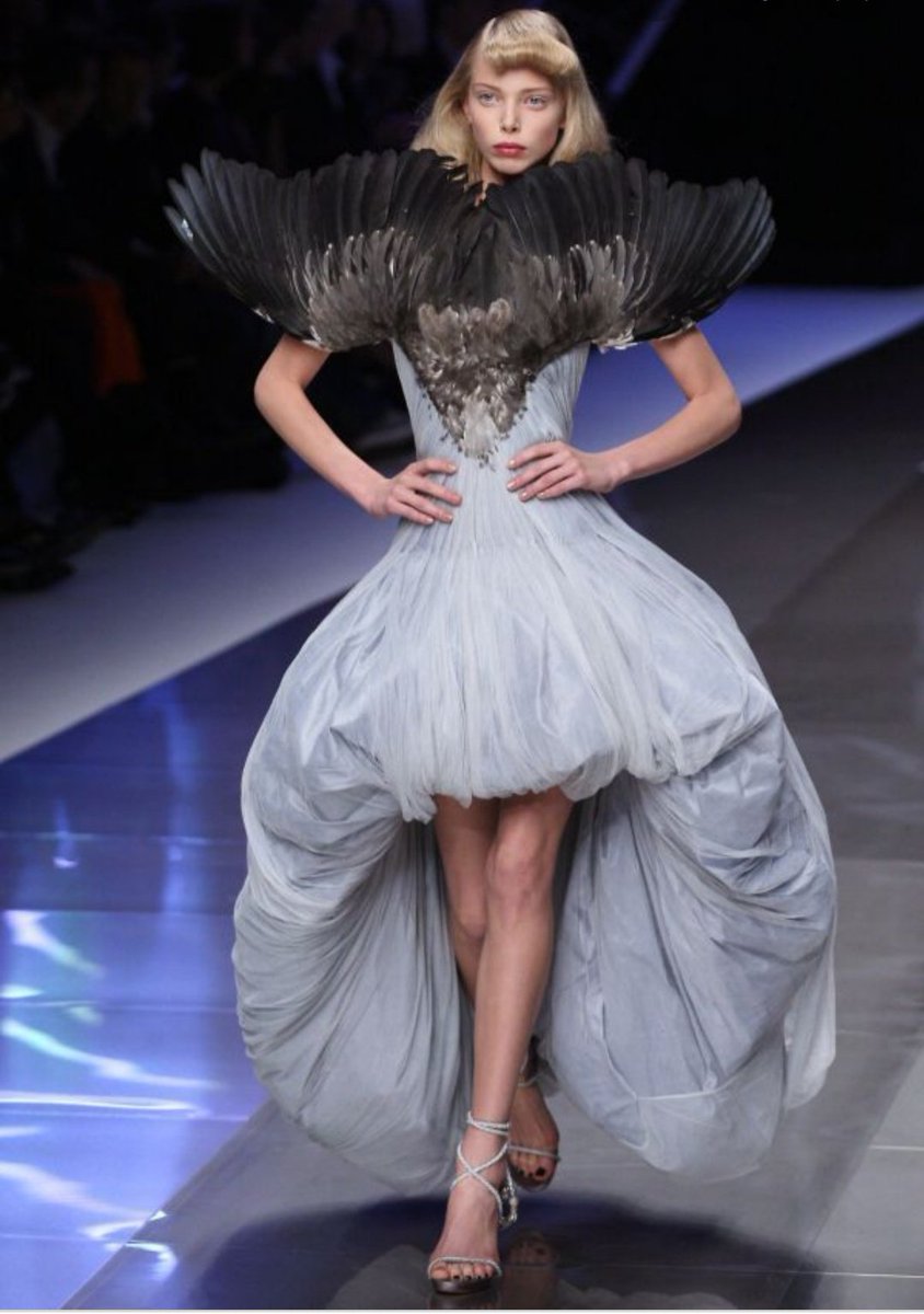 Spring Summer 2008:"La Dame Bleue"Cette collection est un hommage à Isabella Blow, son amie de longue date la première qui l'a découvert et qui vient de se suicider. McQueen lui rend hommage avec Philippe Treacy a travers "La Dame Bleue"