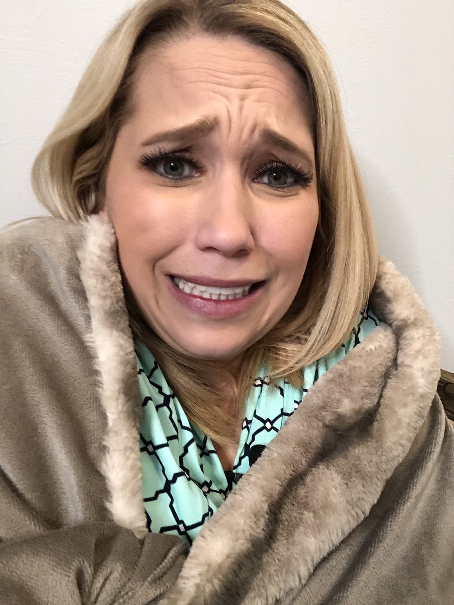 tvalwx's tweet photo. My heater is too loud to be on during #TISL so my house is CHILLY ❄️ I’ll take this over summer heat any day. #QueenOfCold https://t.co/KdnDydsP41