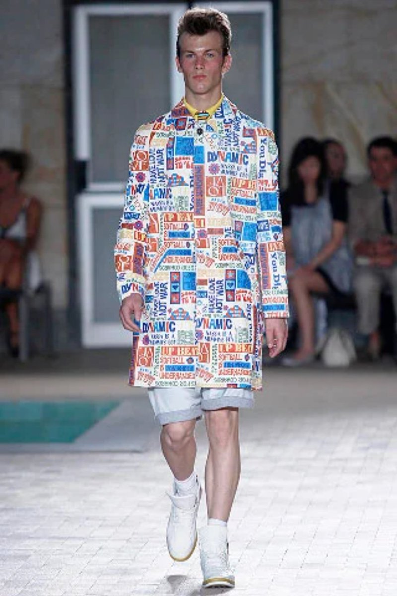 Spring Summer Homme 2008:Cette collection est très commercial et une des pires pour homme qu'il ait jamais faite. Elle comporte des maillots de bain et des planches de surf.