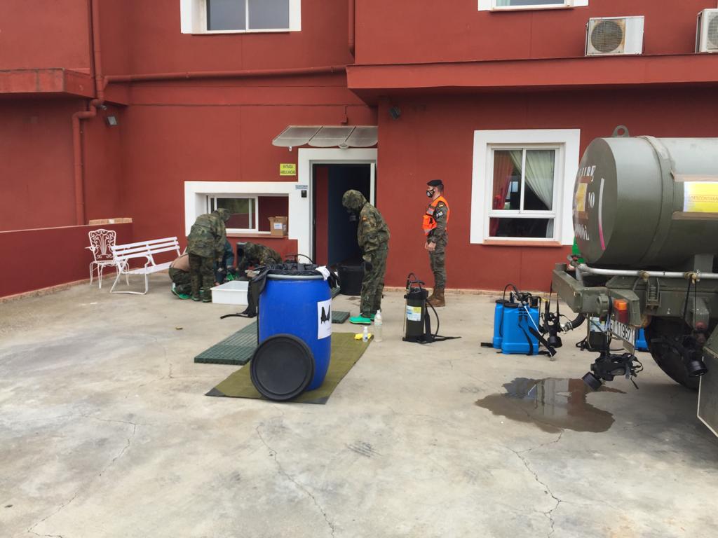 FUTER_ET's tweet photo. La Unidad de Descontaminación del #BCGXI se encuentra actuando hoy en dos residencias de Zafra y Don Benito, y el #RI67 actúa desde ayer en el centro penitenciario #Álava, en Nanclares de Oca. #BrigadaExtremadura @EjercitoTierra #OperaciónBalmis #EsteVirusLoParamosUnidos https://t.co/Rgg3U9l155