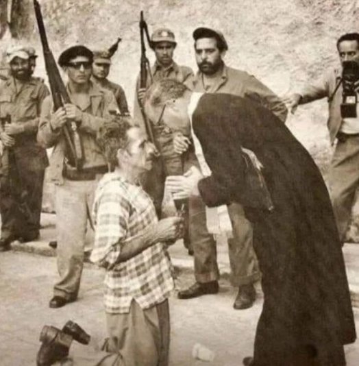 bertrandmyd's tweet photo. Campesino Cubano recibiendo la última bendición antes de ser fusilado por orden del CHE GUEVARA por negarse a abandonar sur tierras y formar parte del régimen Castrista.
La foto recibió el PULITZER.

Esta foto no la veras en camisetas. Pero bustos,monumentos,camisetas del"CHE"sí. https://t.co/MRCKduMay5