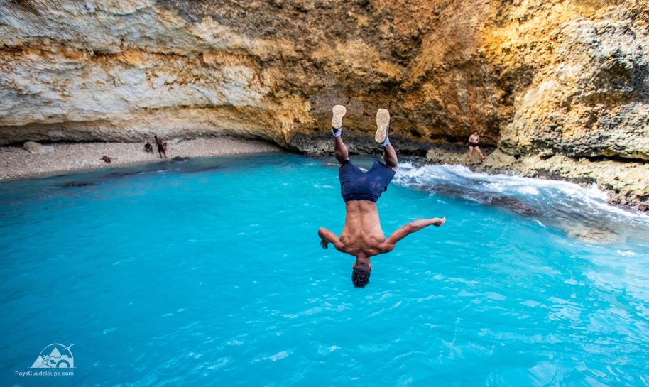 - l'Anse CastaliaLieu: Guadeloupe, Antilles Françaises