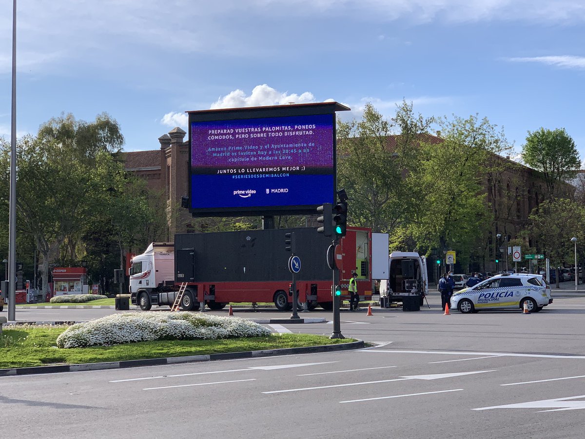 El Ayuntamiento de Madrid pone un camión-pantalla en Glorieta Embajadores para ver una serie
