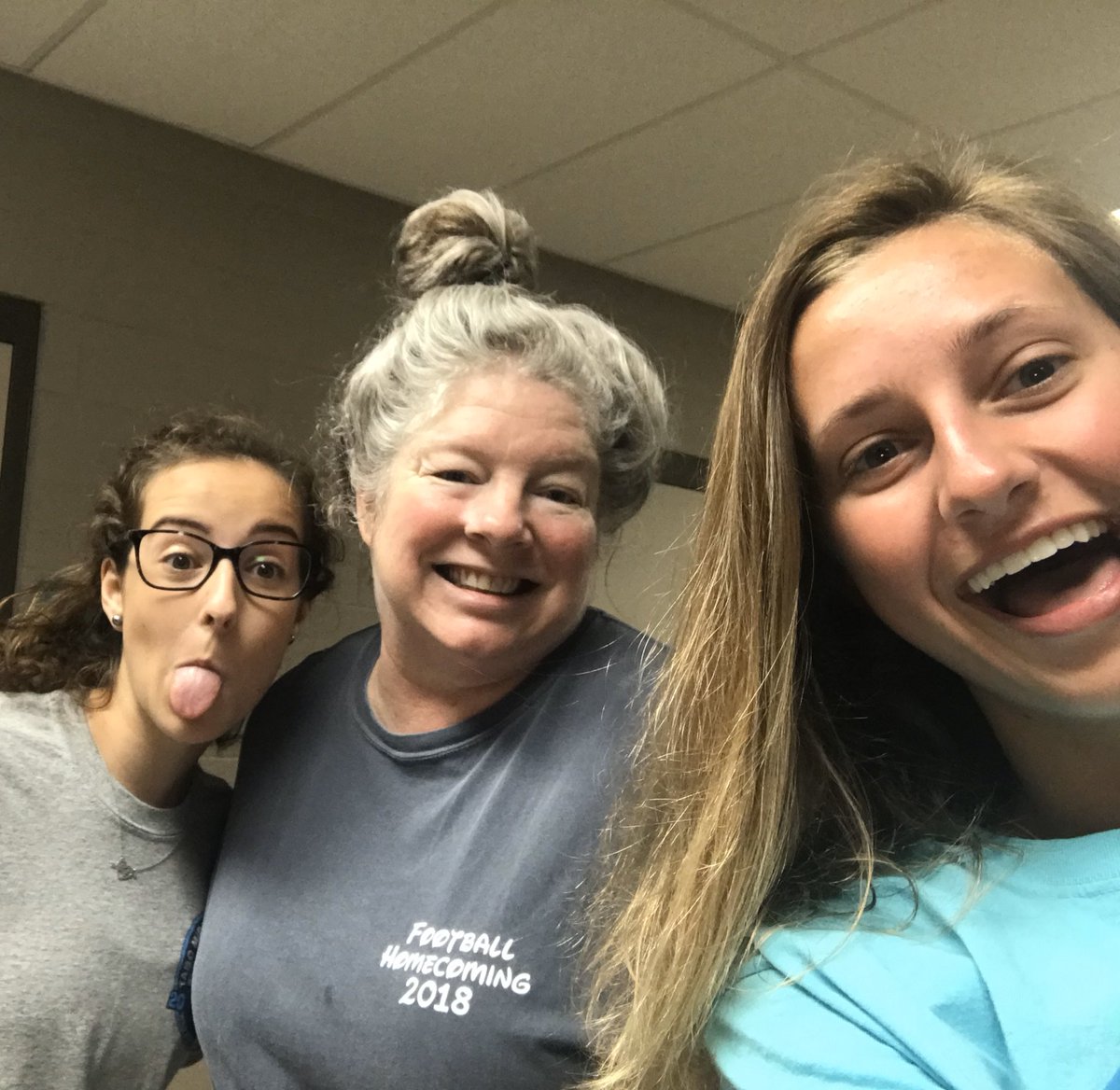 abby_garrett8's tweet photo. Today for Miss you Monday I want to give a shoutout to some of the teachers tho have had the most impact on my high school experience. First, @bmartzy_vfl and Ms. Shipley. They both have gone above and beyond for me many times. Next is @sciencereaction. I LOVE YOU MRS MILLER❤️ https://t.co/JQdiOtI5uq