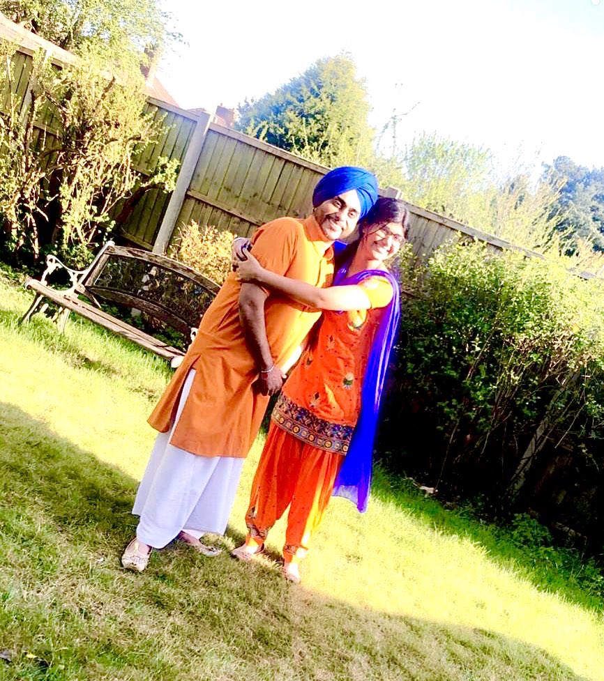 tubsy_dholki's tweet photo. Happy #Vaisakhi to everyone celebrating #StayAtHome means some of us have not been able to go to the Gurdwara Today but we have dressed in blue and orange to commemorate &amp;celebrate #Vaisakhi2020 #VaisakhiAtHome @WestMids550 @KangManjit @wlv_uni_sikh @RecoverySikh @LIVE3XPERIENCE https://t.co/ESLbEptDw0