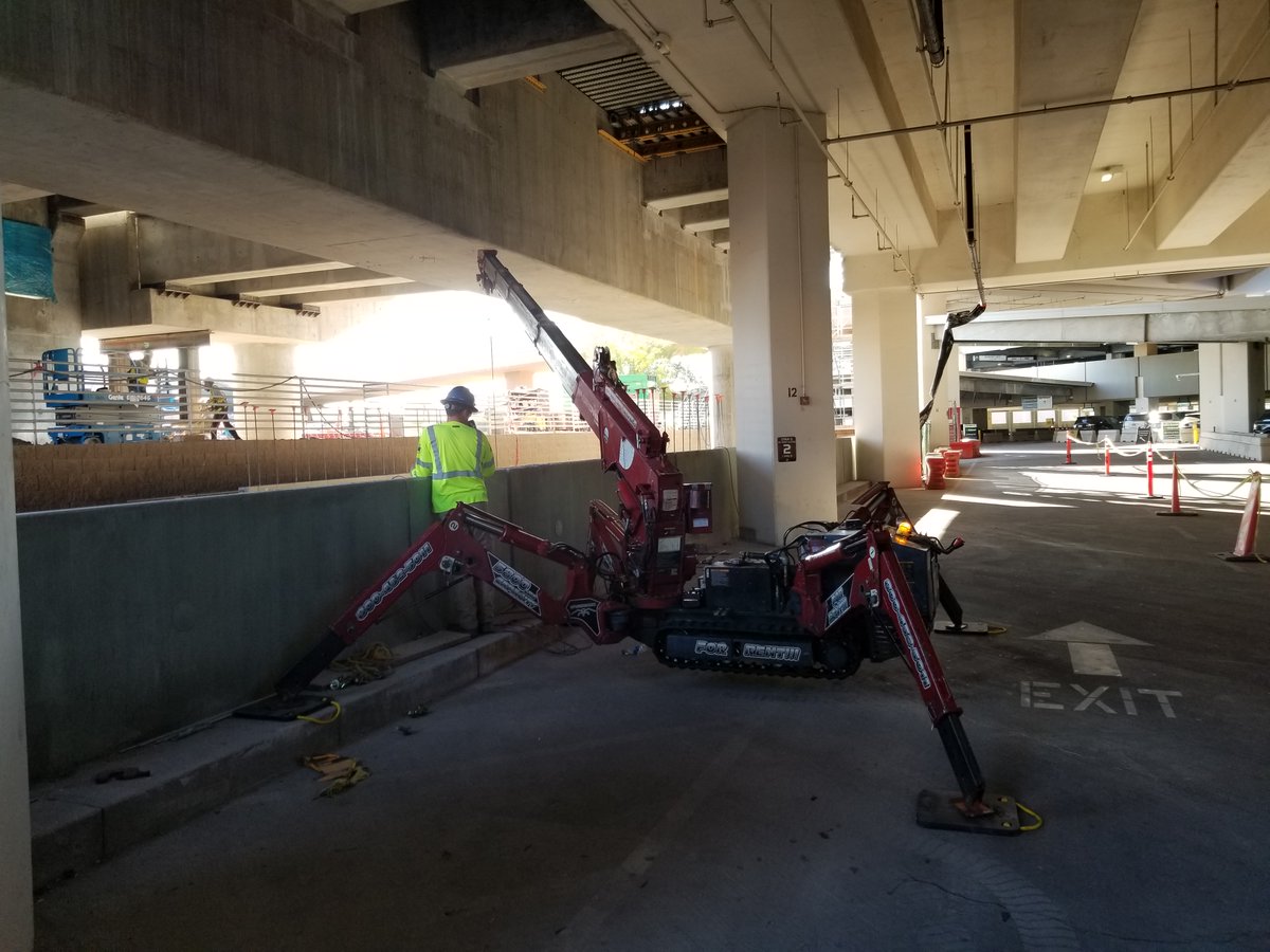 spydercranes's tweet photo. #SPYDERCRANE295 doing work out at @PHXSkyHarbor lifting some beams into place. https://t.co/4sc11DRJKb