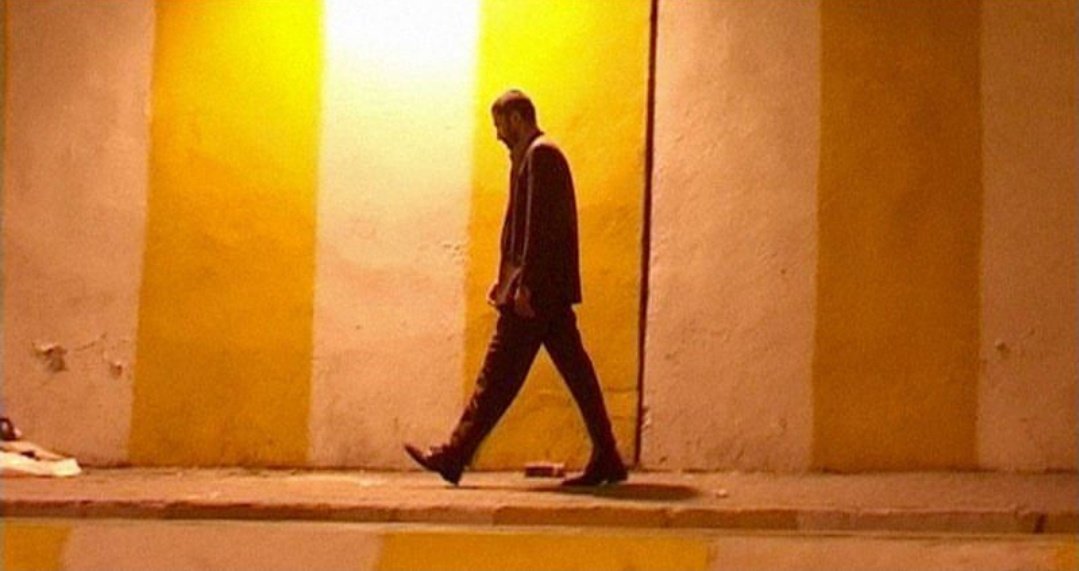 siyahfilm1's tweet photo. "Ben İstanbullu Cevher. Hayalet Cevher. Hayatım makinalarla geçti. Trikotajda çalıştım, tornada çalıştım. Şimdi de elimizde makina burada savaşıyoruz. Askerden dönünce çiçekçi dükkanı açıcam. Mis gibi kokacak hayatım. "

🎥Yazı Tura(2004), Uğur Yücel https://t.co/AXx7x0w1dC