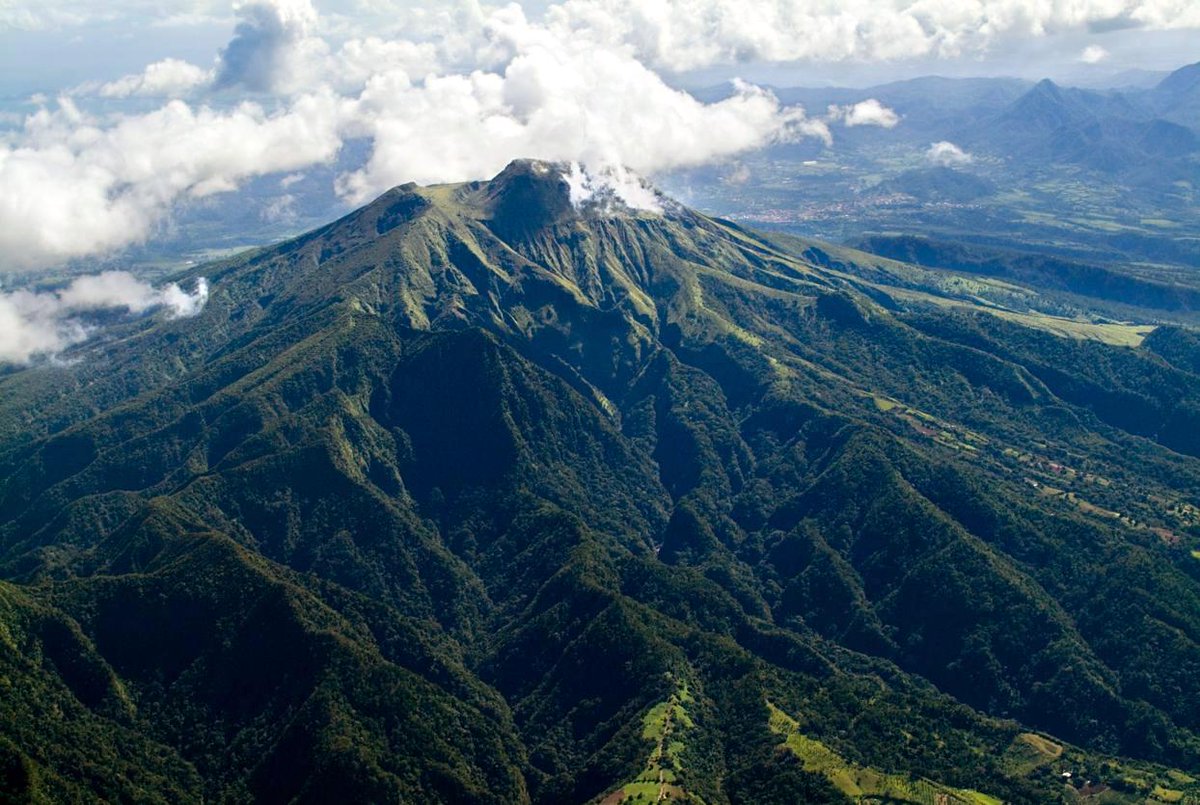 - La montagne PeléeLieu: Martinique, Antilles FrançaisesL& #39;un des volcans les plus tristement célèbres des Caraïbes
