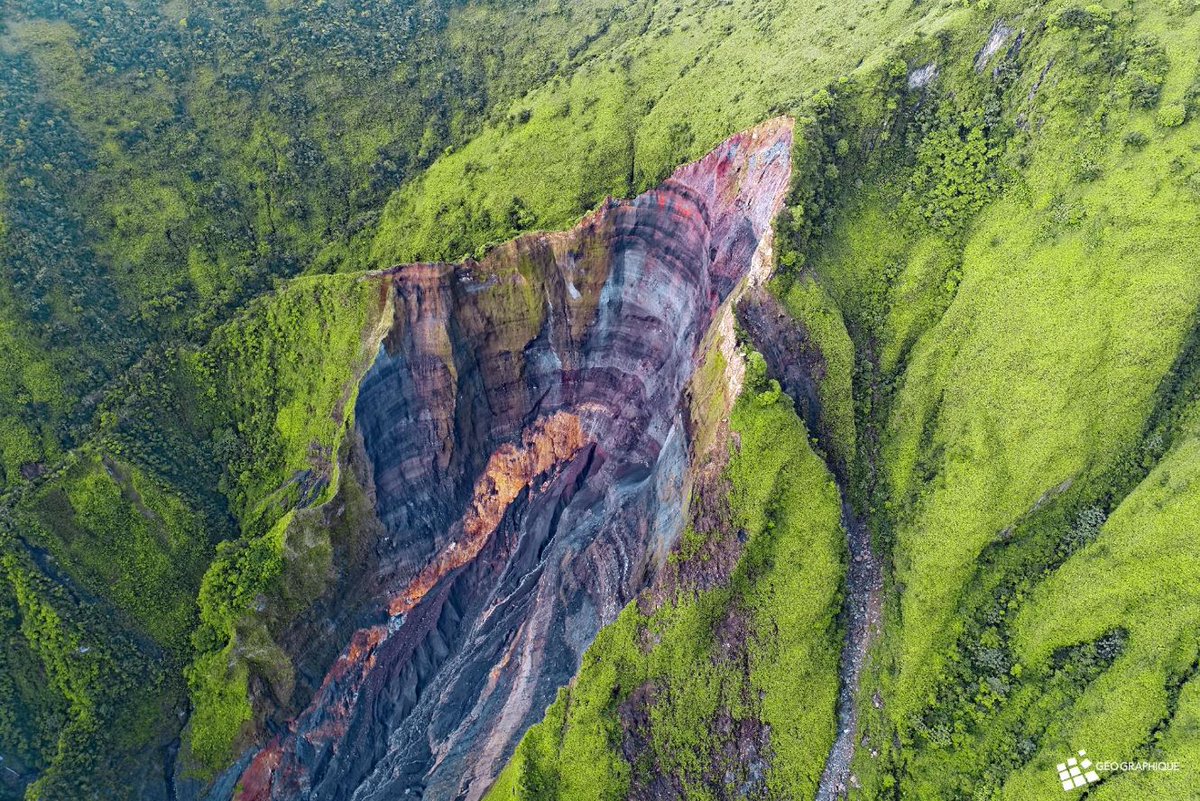 - La montagne PeléeLieu: Martinique, Antilles FrançaisesL& #39;un des volcans les plus tristement célèbres des Caraïbes