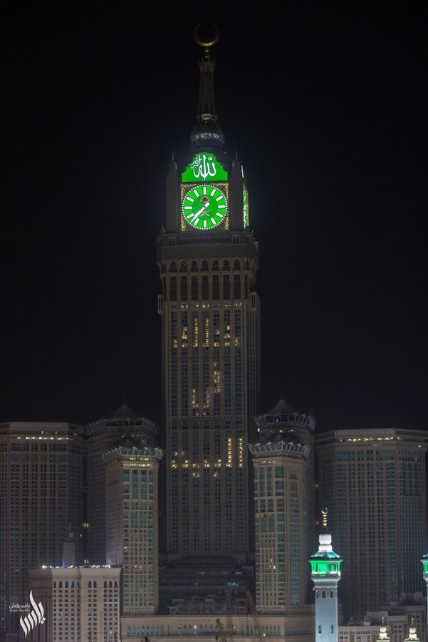 arabnews's tweet photo. The Clock Tower in Makkah lights up urging people in the holy city to #StayAtHome amid the #CoronavirusOutbreak #SaudiArabia

https://t.co/kVGfsbcxyY https://t.co/sBXuLwtpZE
