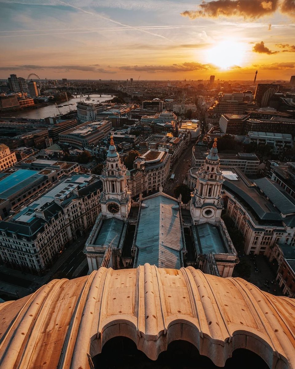 It's truly breathtaking watching the sunset over london ☀️What is your favourite view of the city? [📷@erenjam]