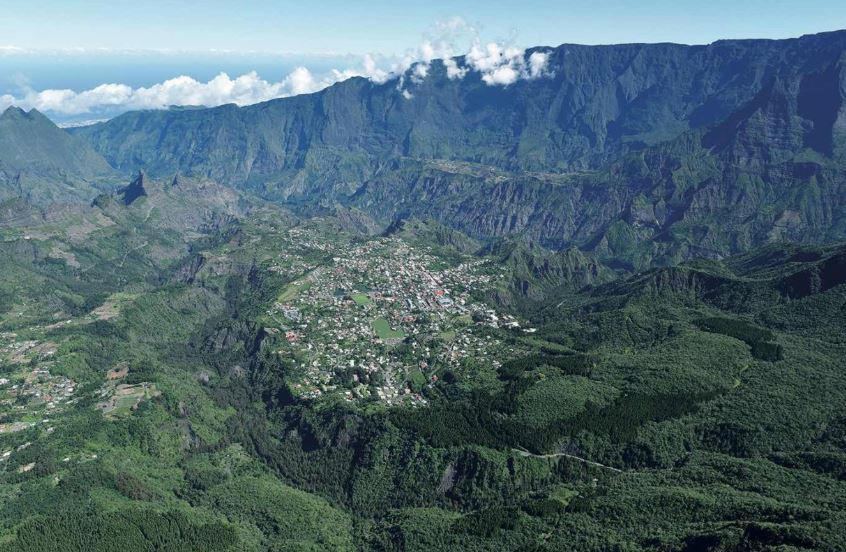- Le cirque de CilaosLieu: Ile de la Réunion, Océan IndienCe site est classé au patrimoine mondial de l'UNESCO