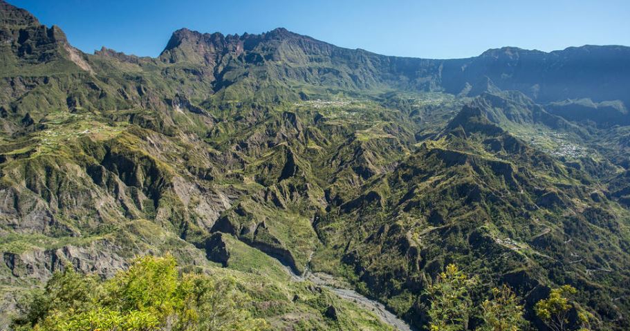 - Le cirque de CilaosLieu: Ile de la Réunion, Océan IndienCe site est classé au patrimoine mondial de l& #39;UNESCO