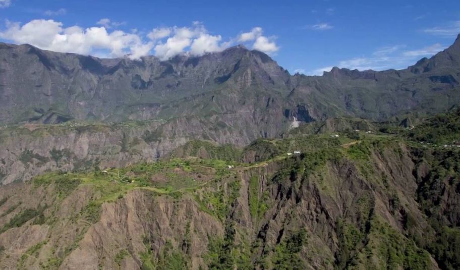 - Le cirque de CilaosLieu: Ile de la Réunion, Océan IndienCe site est classé au patrimoine mondial de l'UNESCO