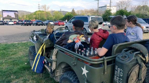 Chris_laem's tweet photo. #INSOLITE - #Coronavirus : à #Offenbourg, en Allemagne, un #cinéma en plein air pour remplacer les salles obscures  https://t.co/Do6QrL7yCi https://t.co/Thx302jjqu