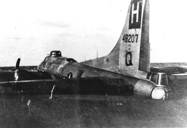 The gruesome story of the Borkum Island Massacre. On the 4th of August 1944 an American B17 bomber was shot down over the island. The crew of 7 was taken prisoner. The commander of the island ordered the prisoners to march into Borkum and face the rage of the villagers. 1/5  #WW2