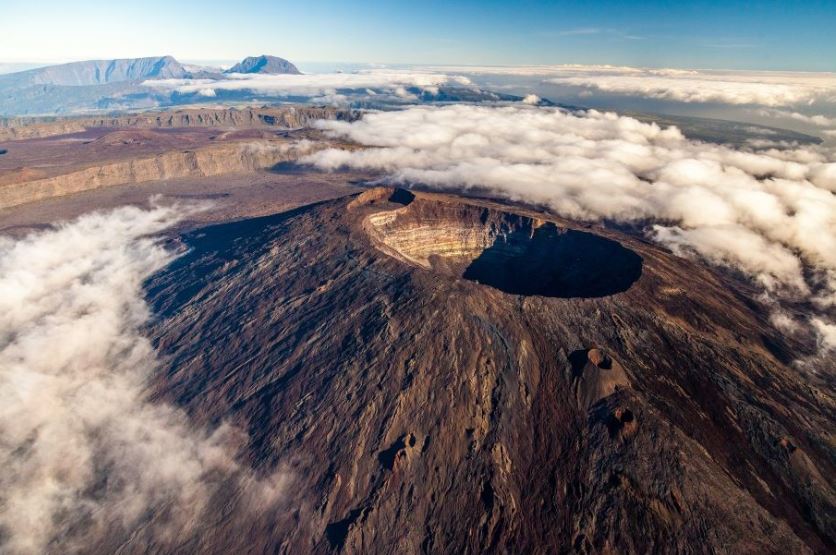 - Le piton de la FournaiseLieu: Ile de la Réunion, Océan Indien C& #39;est l& #39;un des volcans les plus actifs au monde