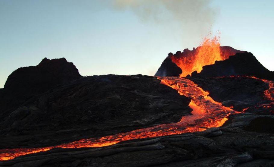 - Le piton de la FournaiseLieu: Ile de la Réunion, Océan Indien C& #39;est l& #39;un des volcans les plus actifs au monde