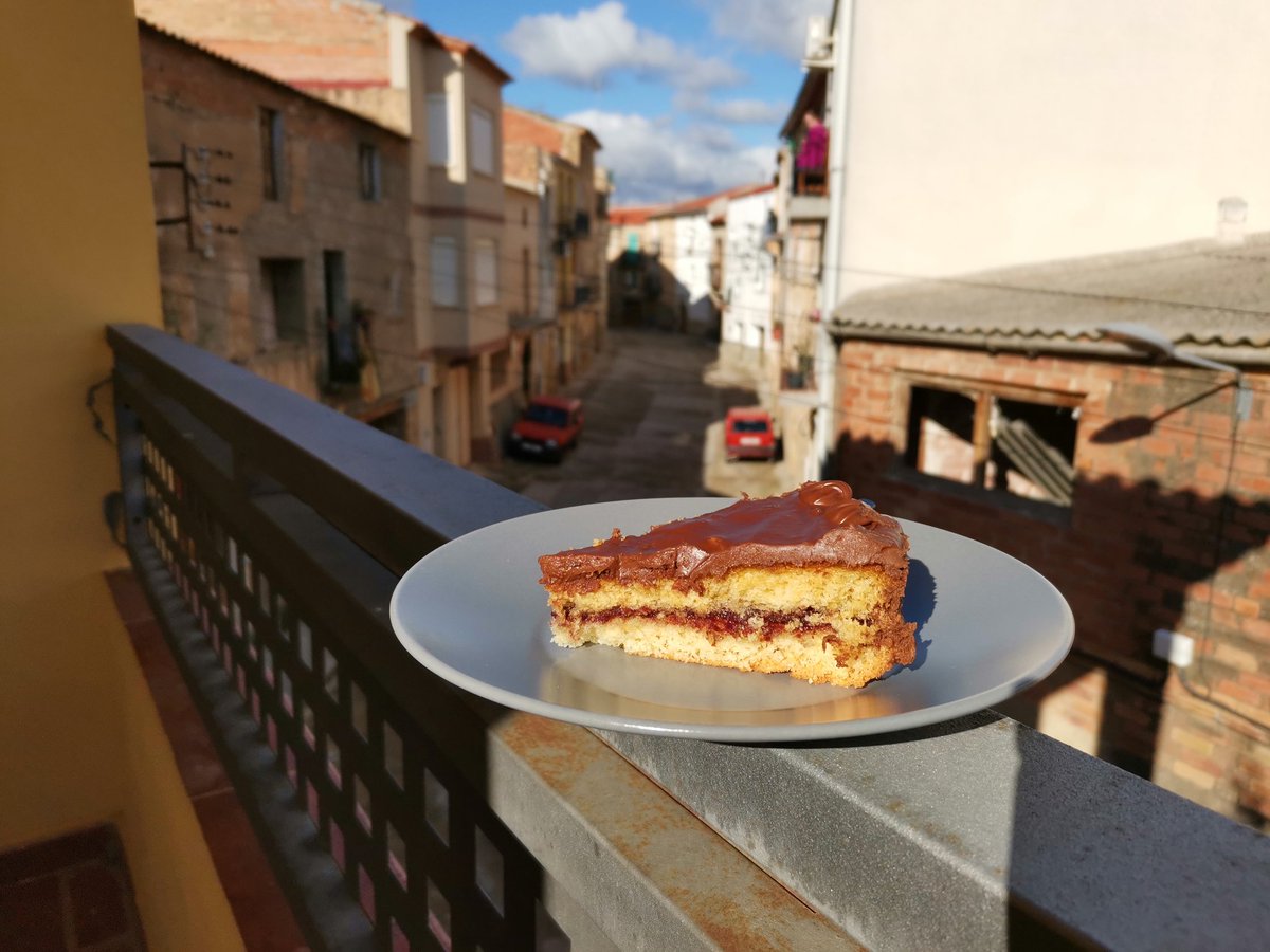MarinaRojals's tweet photo. Avui la mona, la celebrem de manera diferent. Des de casa i amb els balcons plens de gent.
#alaPalmamosquedemacasa #mona2020 https://t.co/12HPZZZ8ar