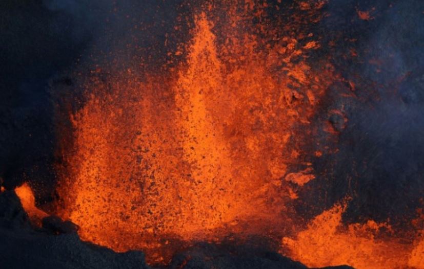 - Le piton de la FournaiseLieu: Ile de la Réunion, Océan Indien C& #39;est l& #39;un des volcans les plus actifs au monde