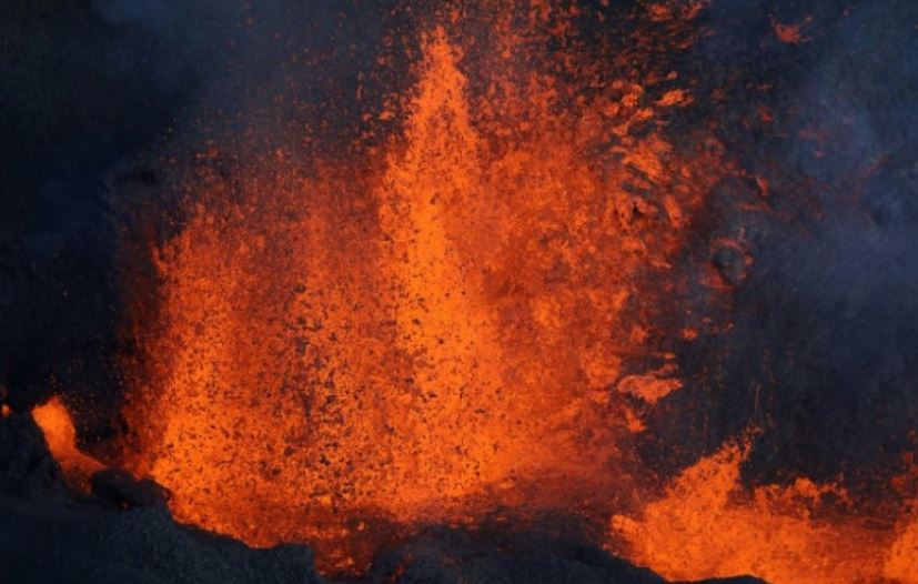 - Le piton de la FournaiseLieu: Ile de la Réunion, Océan Indien C'est l'un des volcans les plus actifs au monde