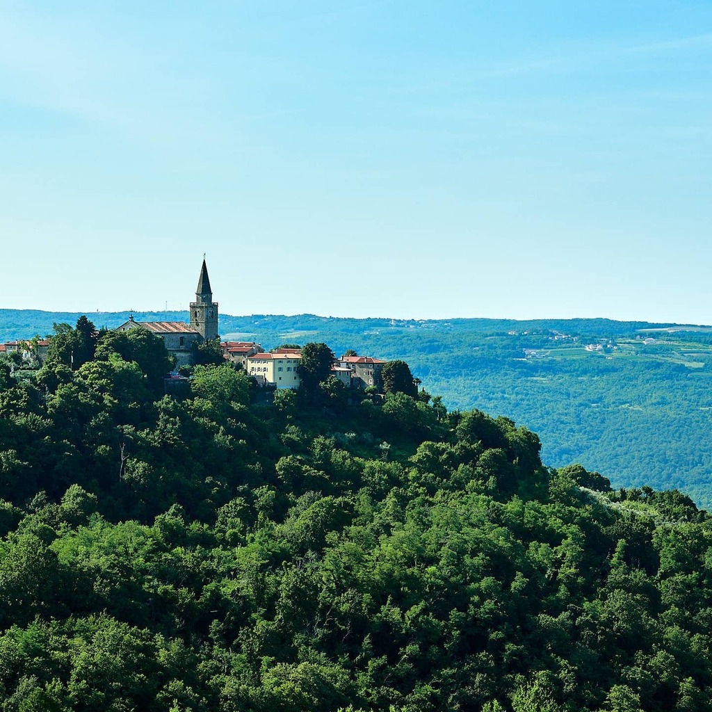 Istrian niemimaata verrataan Italian Toscanaan ja syy on helppo arvata. Kukkulat ja laaksot levittäytyvät vihreinä laajalle alueelle ja monen isomman kukkulan laelle on aikojen saatossa pykätty jos jonkinlaista kylää. Groznjan on siitä mielenkiintoinen k… instagr.am/p/B-7W9FTBF6k/