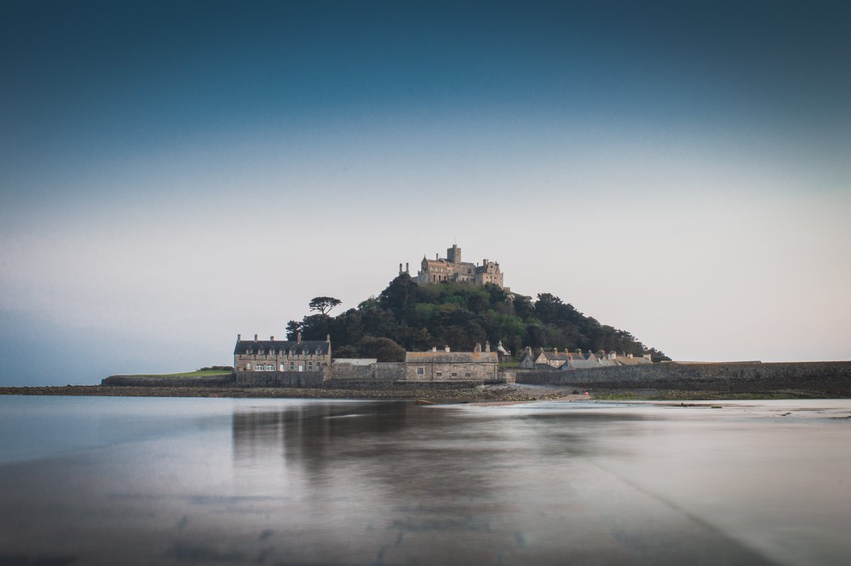 NJAPhotography's tweet photo. A true West Cornwall view. St Michael's Mount in Mounts Bay, Penzance. Such a magical place. #Penzance #Cornwall #Photography #NationalTrust #StMichaelsMount https://t.co/8c314cQqAn