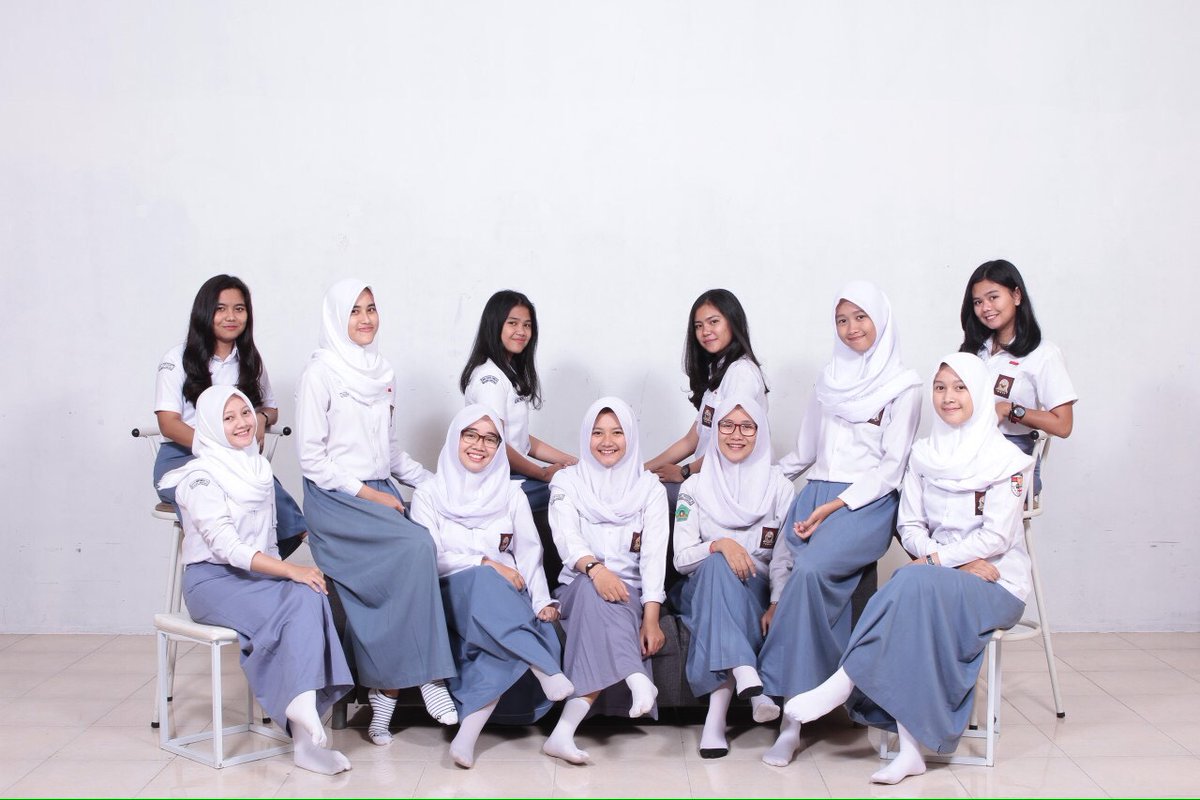 alifiapl's tweet photo. Temen seper-geng an smp kuu❤️ 
baru bisa foto bareng gini pas mau lulus sma😂 https://t.co/X4cTKsdxJF