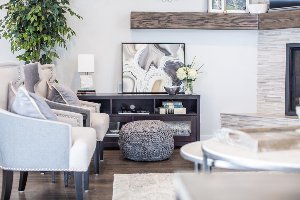 tvlcreative's tweet photo. Sitting pretty in our transitional living lounge design for Clarkson Street. #tvlcreative #interiordesign #interiordecorating #furniture #decorideas #stayhome #homedecor #homeideas #homesweethome #livingroom #livingroomdecor #spaceplanning #home https://t.co/8C8kxA75Pp