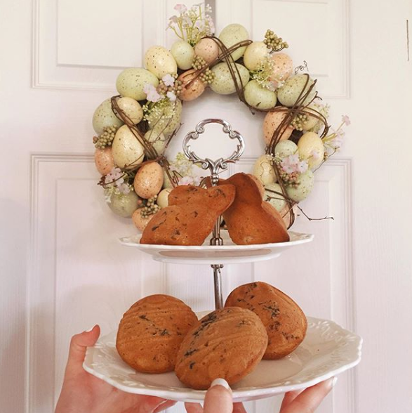 LavenderSurrey's tweet photo. How lovely are these Easter bakes by @Jasmina_wanders, made using dried lavender from our farm
#easterbakes #homemade #homebaking #easterwreath #lavendersponge #mayfieldlavender #quarantinebakes #springvibes #driedlavender #cookingwithlavender #cookwithherbs https://t.co/r5x4KTlPNc