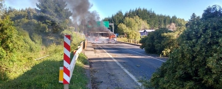 info_werken's tweet photo. 🔴 ULTIMO-MINUTO| Una camioneta coche bomba dela resistencia Mapuche explotó el llegar al puente Lleu - Lleu al percatarse del paso de blindados anfibios de Fuerzas Especiales de Carabineros. 

Noticias en desarrollo...

Imagen: Referencia https://t.co/EudWVAyAuL