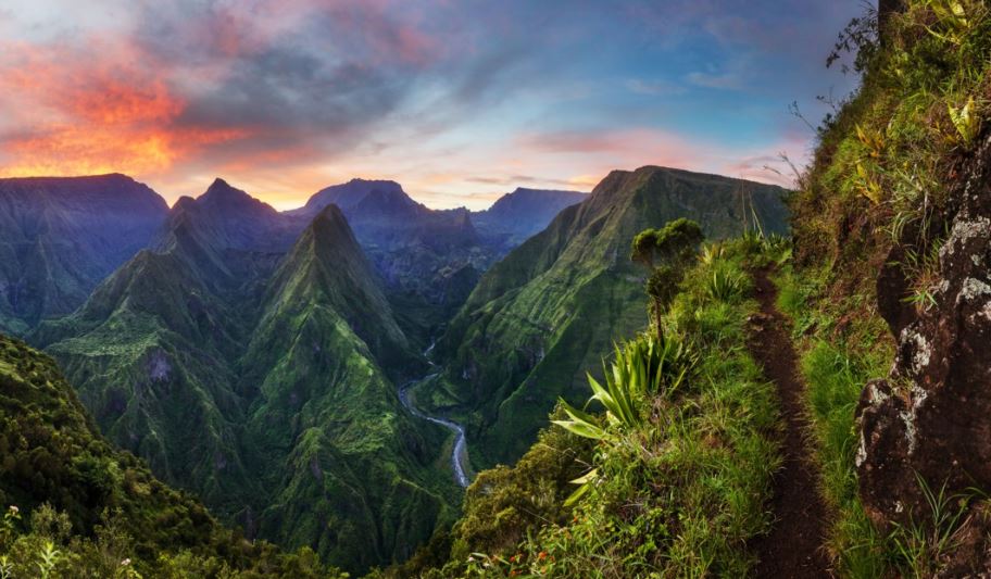 - Le cirque de MafateLieu: Ile de la Réunion, océan Indien