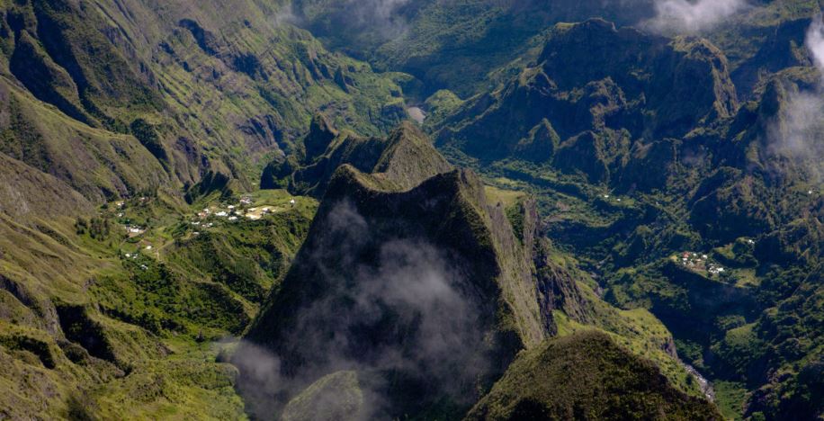 - Le cirque de MafateLieu: Ile de la Réunion, océan Indien