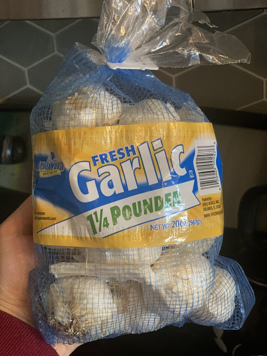 LaurenBrzeski's tweet photo. I ordered a clove of garlic in my grocery order. This is what I received. Anyone need some garlic?  #toomuchgarlic #grocery #fail #ROFL https://t.co/0RPsMJXsLU