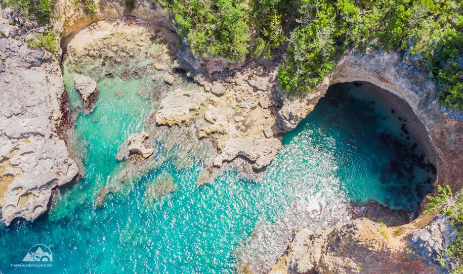 - l'Anse CastaliaLieu: Guadeloupe, Antilles Françaises